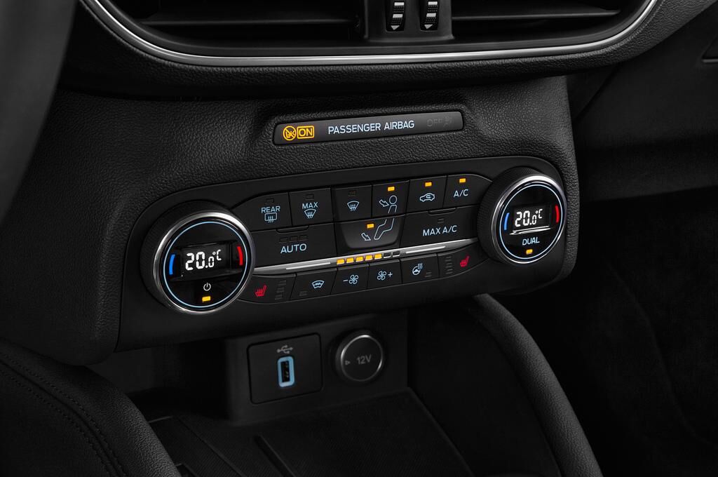 Ford Focus (Baujahr 2018) Titanium 5 Türen Temperatur und Klimaanlage