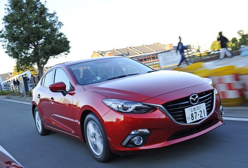 Mazda 3 Skyactiv Hybrid auf den Straßen von Yokohama