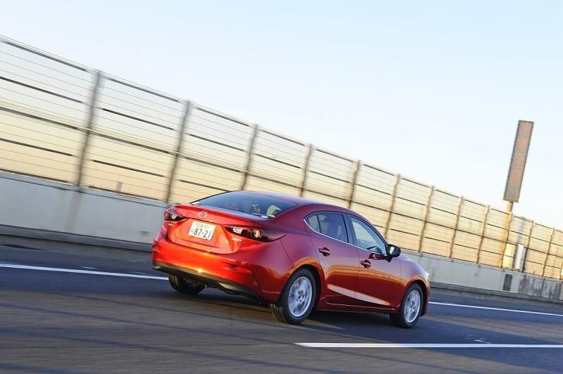 Mazda 3 Skyactiv Hybrid auf den Straßen von Yokohama