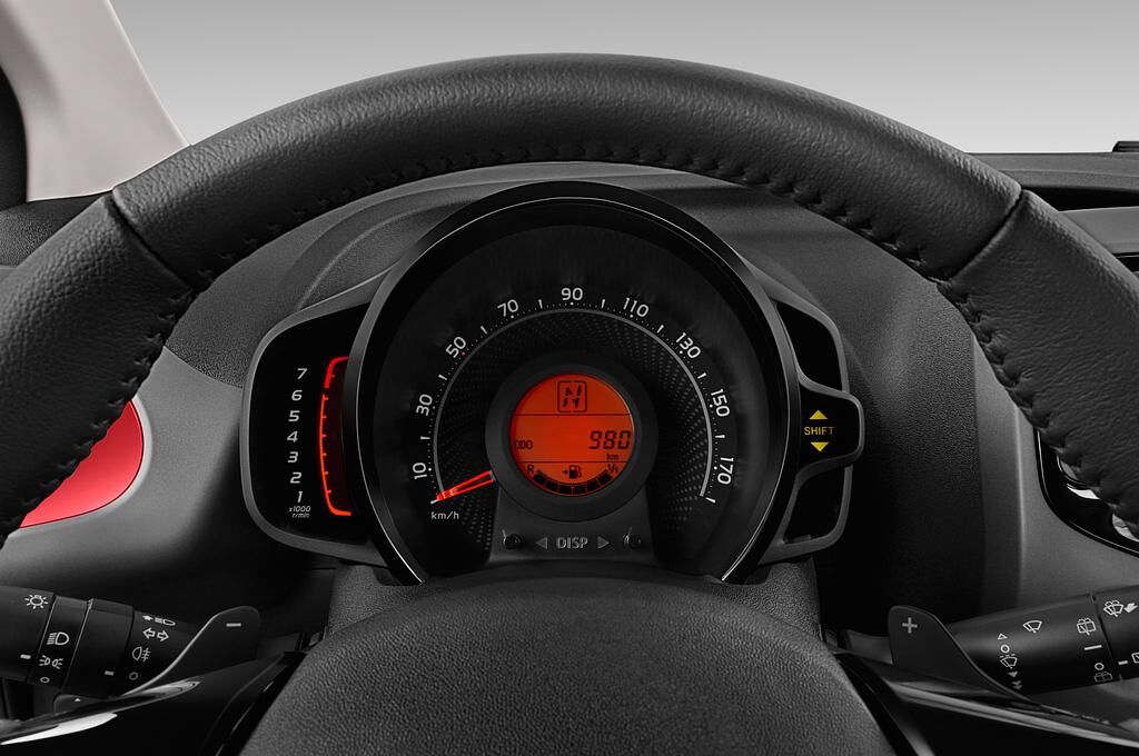 Toyota Aygo (Baujahr 2019) x-Play 5 Türen Tacho und Fahrerinstrumente