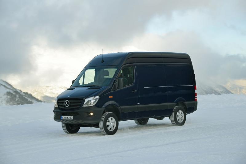 Mercedes Sprinter 4x4 316 BlueTEC Kombi mit Hochdach bietet viel Platz
