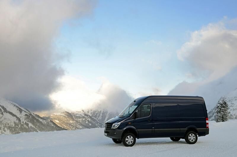 Der Mercedes Sprinter 4x4 316 BlueTEC Kombi mit Hochdach ist 5,93 Meter lang