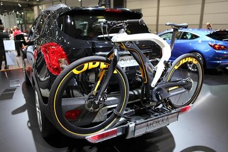 Auto Mobil International 2012 in Leipzig: Elektrofahrrad huckepack bei Opel
