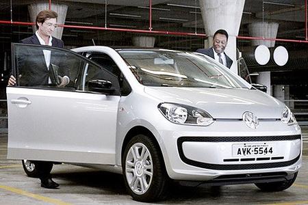 Volkswagen startet Werbekampagne zu CUP Sondermodellen mit Fußballlegende Pelé Volkswagen startet Werbekampagne zu CUP Sondermodellen mit Fußballlegende Pelé