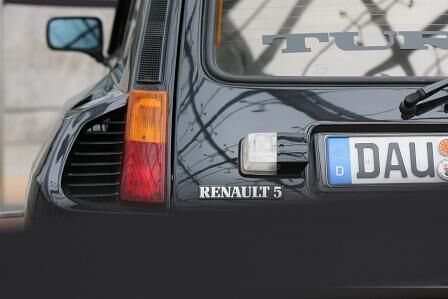 Auto Mobil International 2012 in Leipzig: Der Renault 5 steht mit aufgeblasenen backen ebenfalls in der Glashalle der Messe
