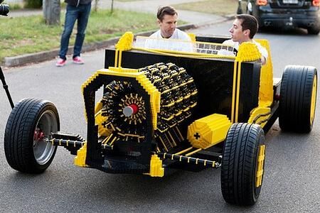 Luftangetriebenes Lego-Auto aus 500.000 Bausteinen