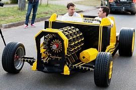 Luftangetriebenes Lego-Auto aus 500.000 Bausteinen