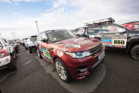 Land Rover unterstützt das „Red Bull Desert Wings“-Team bei der Rallye Dakar