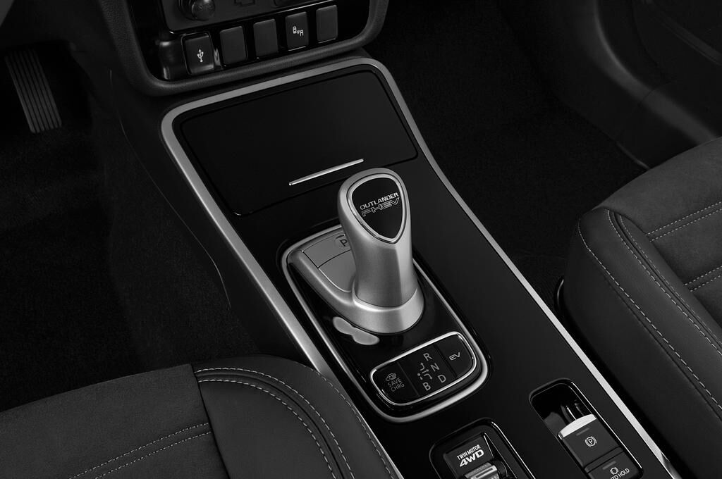 Mitsubishi Outlander PHEV (Baujahr 2019) SE 5 Türen Schalthebel
