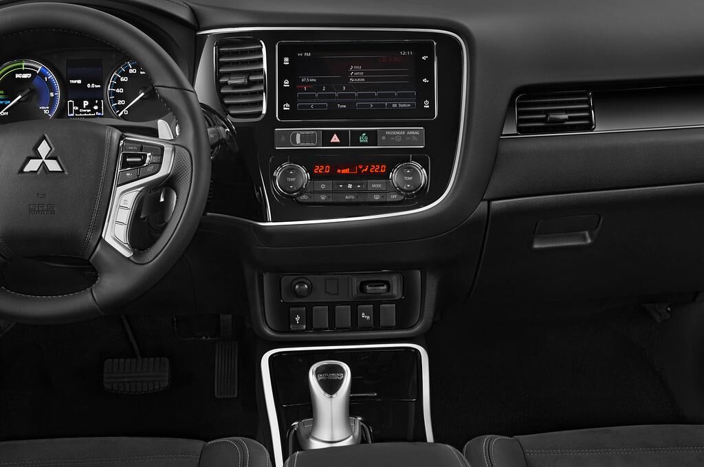 Mitsubishi Outlander PHEV (Baujahr 2019) SE 5 Türen Mittelkonsole
