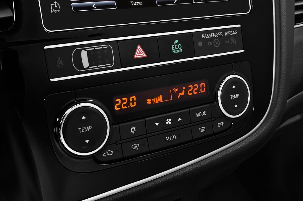 Mitsubishi Outlander PHEV (Baujahr 2019) SE 5 Türen Temperatur und Klimaanlage