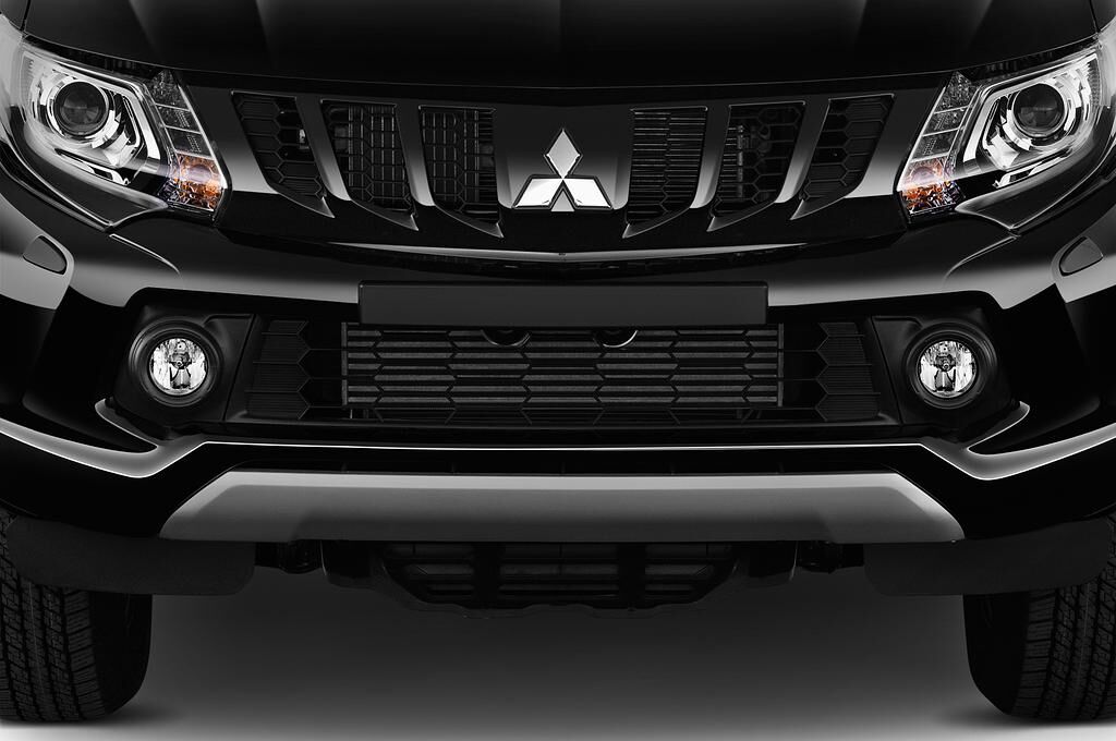Mitsubishi L200 (Baujahr 2019) Diamant Editionen 4 Türen Kühlergrill und Scheinwerfer