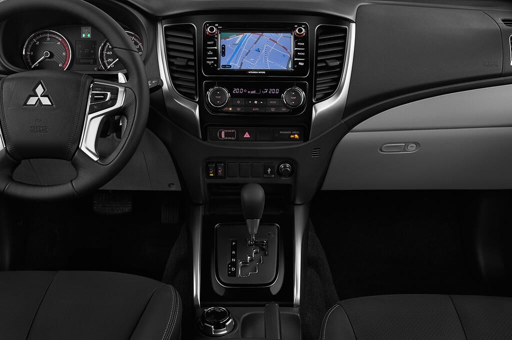 Mitsubishi L200 (Baujahr 2019) Diamant Editionen 4 Türen Mittelkonsole