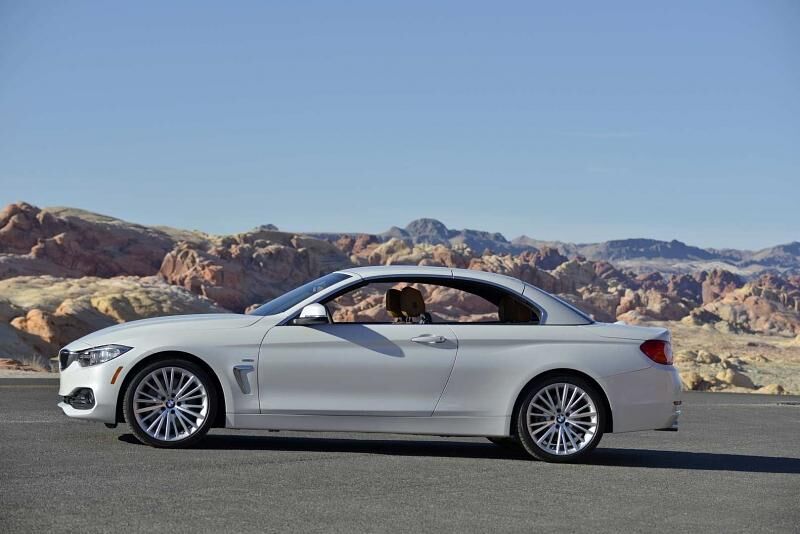 Das neue BMW 435i Cabrio kann entweder mit einer manuellen Sechsgangschaltung oder...
