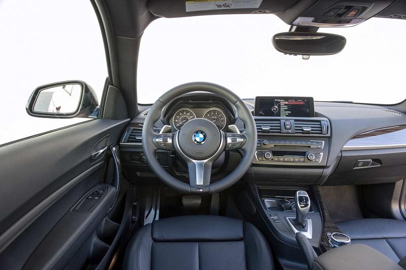 Das Cockpit des BMW M235i Coupe.