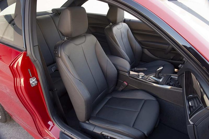 Das BMW M235i Coupe bietet eine Easy-Entry-Funktion.