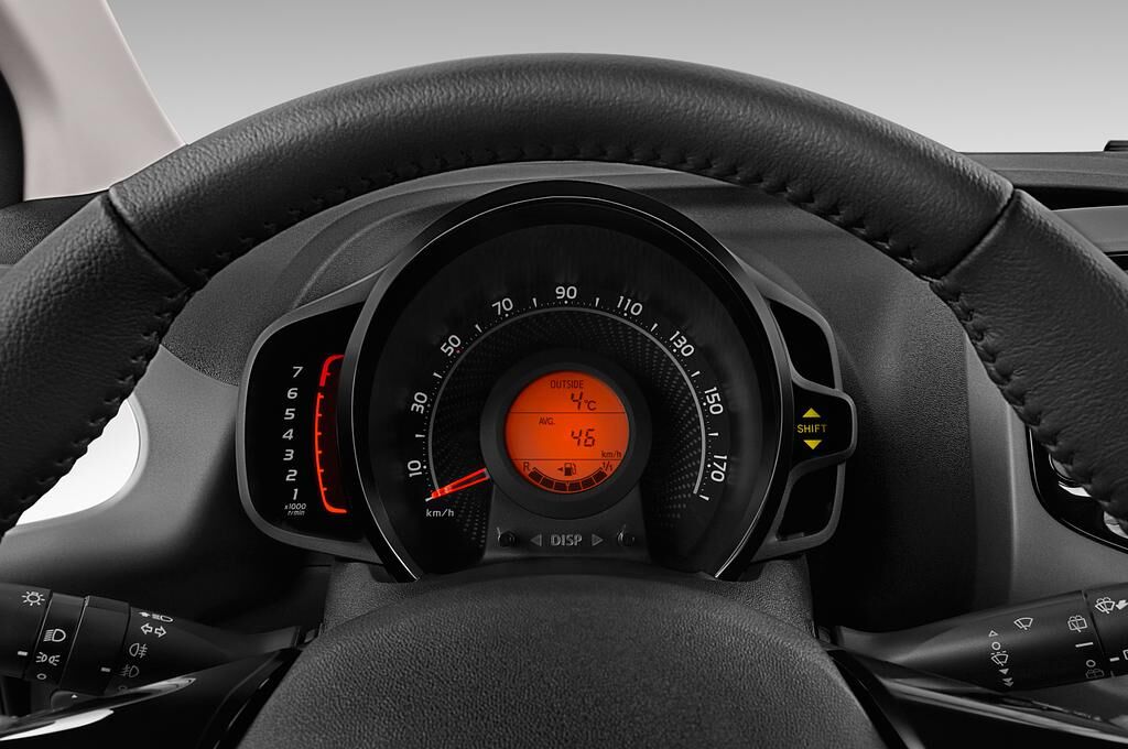 Toyota Aygo (Baujahr 2019) x-sky 5 Türen Tacho und Fahrerinstrumente