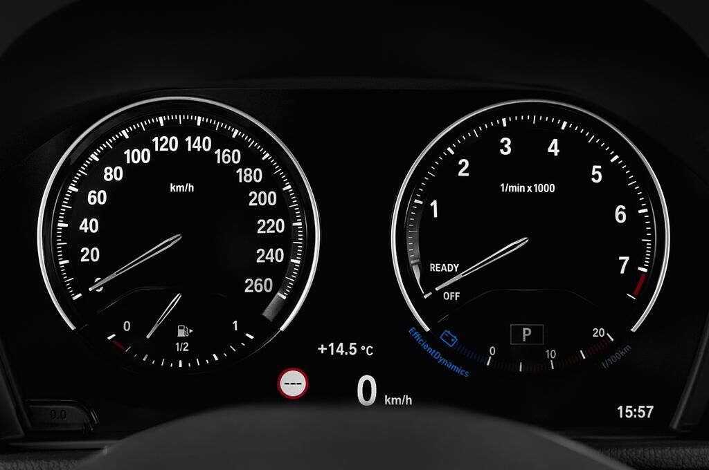 BMW X2 (Baujahr 2018) Advantage Plus 5 Türen Tacho und Fahrerinstrumente