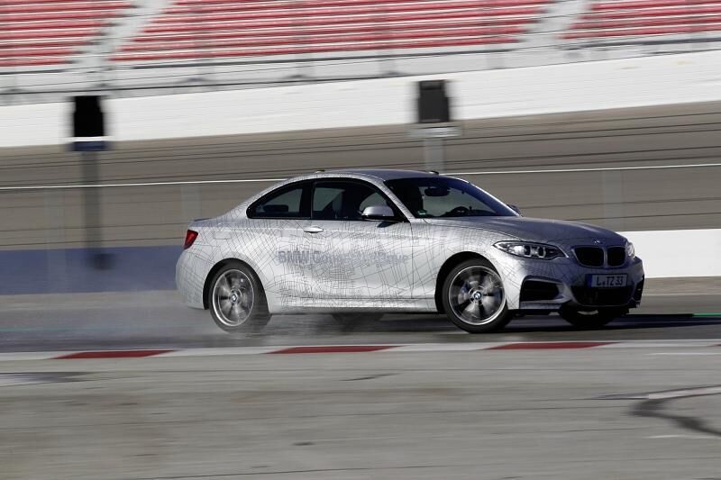 BMW M 235i im automatisierten Drift auf der auf der Consumer Electronic Show 2014 in Las Vegas