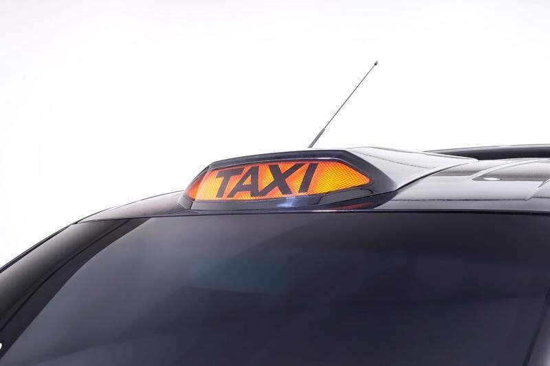 Auch das gelbe Taxi-Schild ist vorhanden