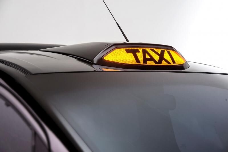 Die Nissan-Taxis sind natürlich schwarz
