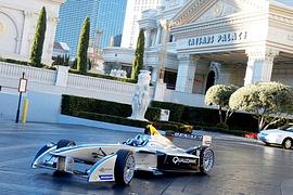 Elektro-Renner von Renault fährt über den Las Vegas Strip