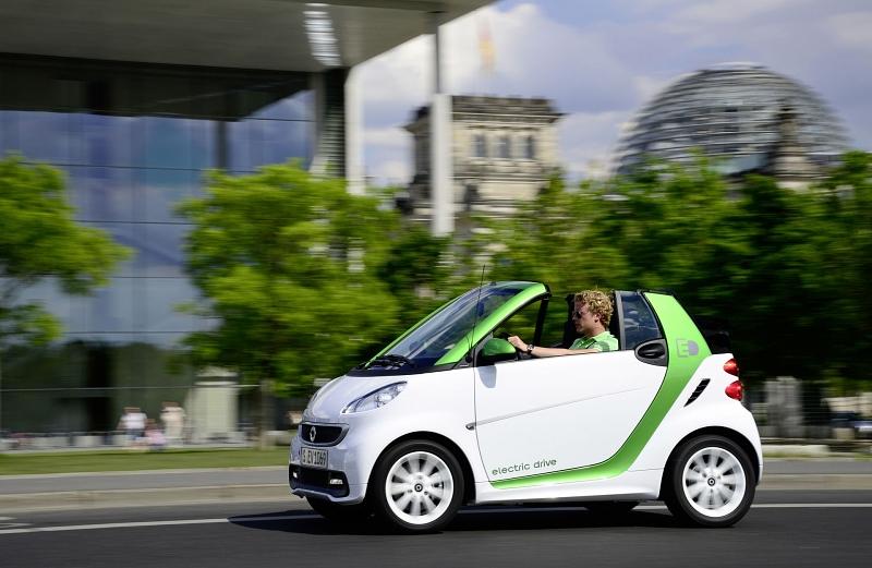 Auch der Smart fortwo electric drive ist im Vergleich zu dem Nano-Stromer unglaublich riesig