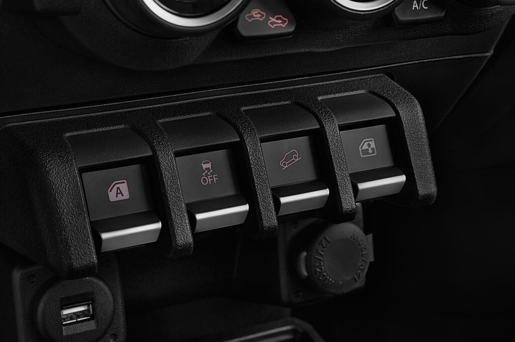 Suzuki Jimny (Baujahr 2019) - 5 Türen Bedienungselemente Tür