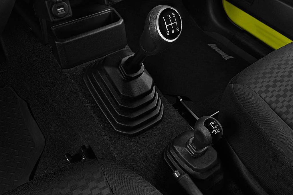 Suzuki Jimny (Baujahr 2019) - 5 Türen Schalthebel