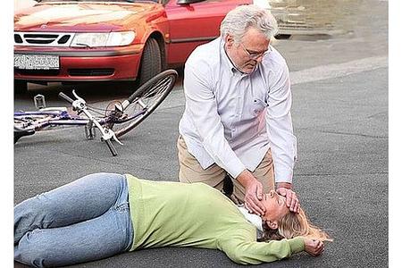 Erste Hilfe bei einem Unfall ist Pflicht Erste Hilfe bei einem Unfall ist Pflicht