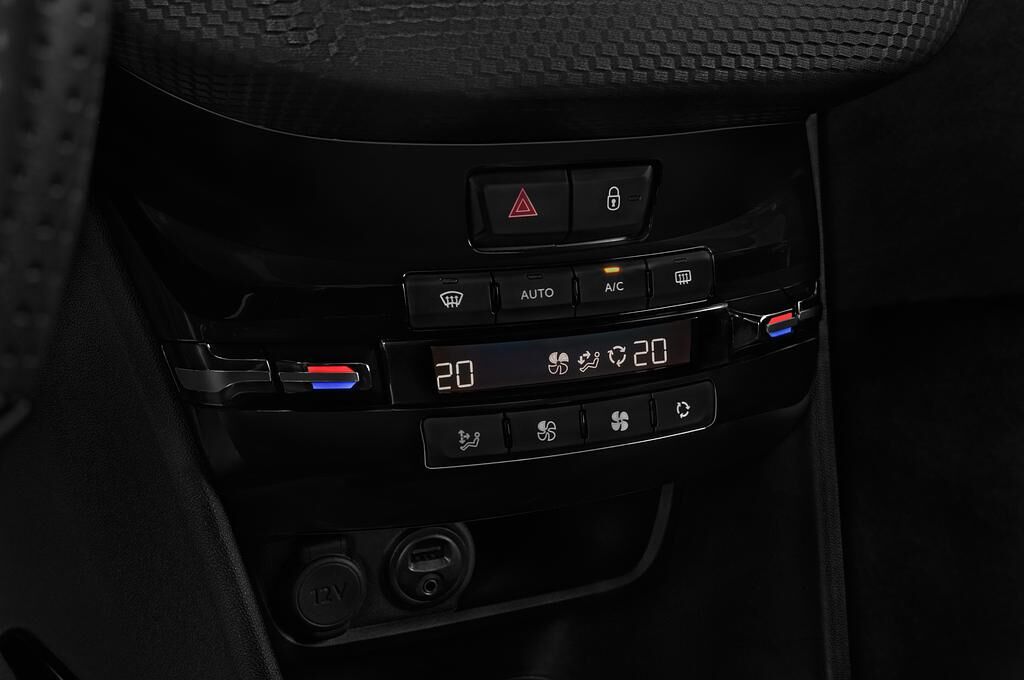 Peugeot 2008 (Baujahr 2019) GT Line 5 Türen Temperatur und Klimaanlage