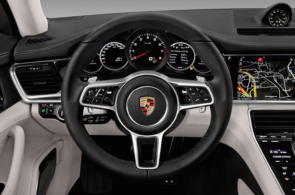 Porsche Panamera (Baujahr 2018) 4S 5 Türen Lenkrad