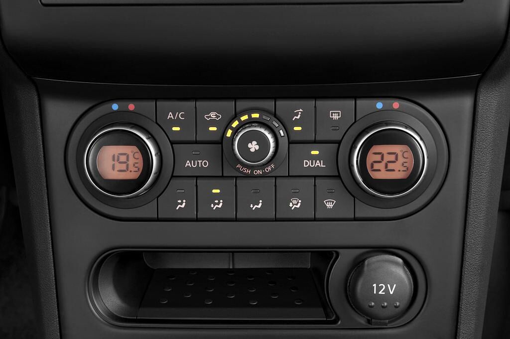 Nissan Qashqai+2 (Baujahr 2010) Tekna 5 Türen Temperatur und Klimaanlage