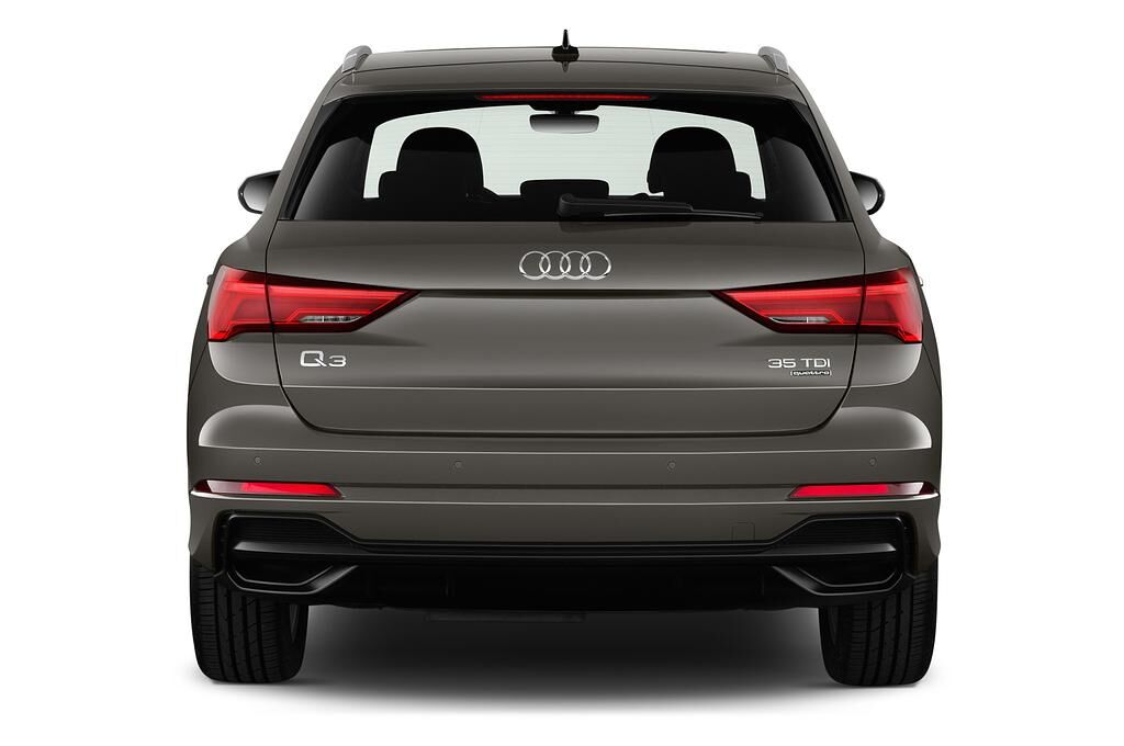 Audi Q3 (Baujahr 2019) S line 5 Türen Heckansicht