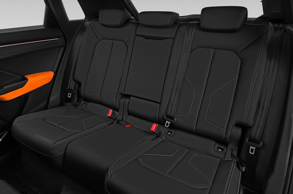 Audi Q3 (Baujahr 2019) S line 5 Türen Rücksitze