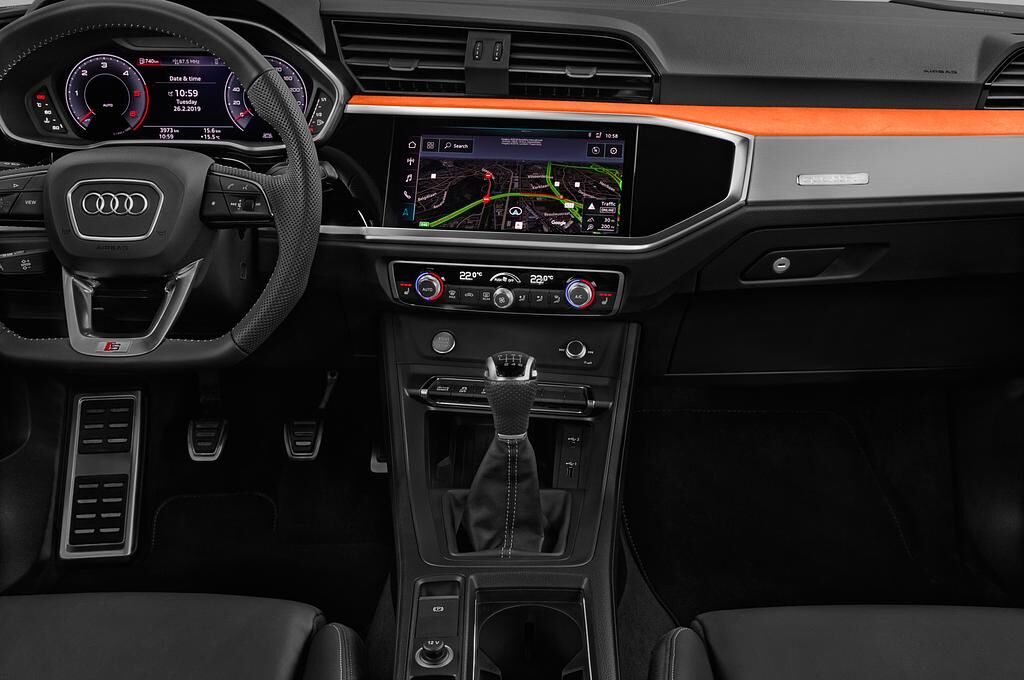 Audi Q3 (Baujahr 2019) S line 5 Türen Mittelkonsole