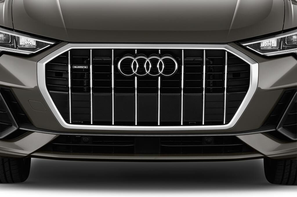Audi Q3 (Baujahr 2019) S line 5 Türen Kühlergrill und Scheinwerfer