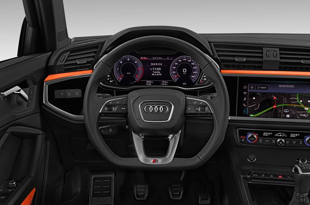 Audi Q3 (Baujahr 2019) S line 5 Türen Lenkrad