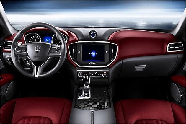 Das Cockpit des Ghibli wirkt wertig und ist gut verarbeitet