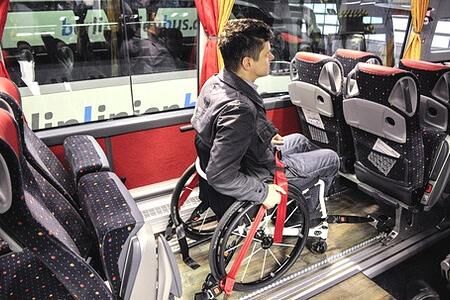 Setra Fernlinien-Fahrzeuge mit jeweils zwei Rollstuhlplätzen Setra Fernlinien-Fahrzeuge mit jeweils zwei Rollstuhlplätzen