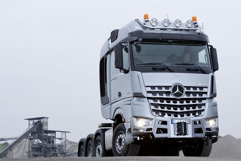 Der Mercedes-Benz Arocs SLT ist für den Einsatz am Bau konzipiert
