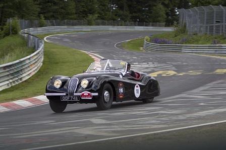 Jaguar XK 120 unterwegs auf der Nordschleife des Nürburgrings