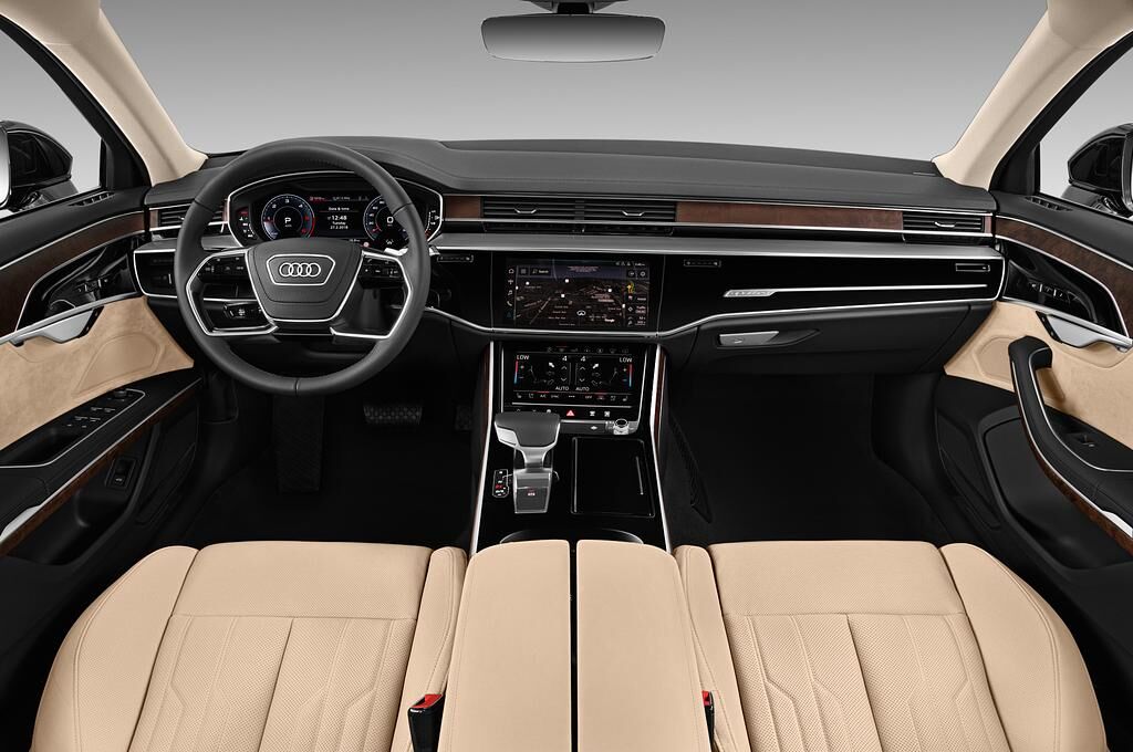 Audi A8 L (Baujahr 2019) - 4 Türen Cockpit und Innenraum