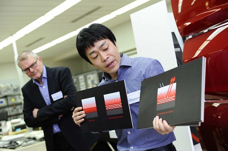 Ihr Mitarbeiter Shinichi Nakagawa erklärt den Rotton des Mazda 6.