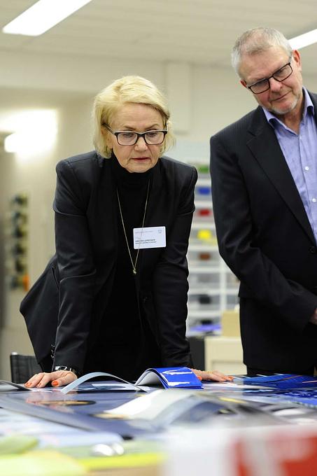 Maria Greger und Studio-Chef Peter George Birtwhistle bei der Materialauswahl.