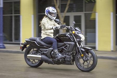 Frauen und Ältere mögen Honda Motorräder