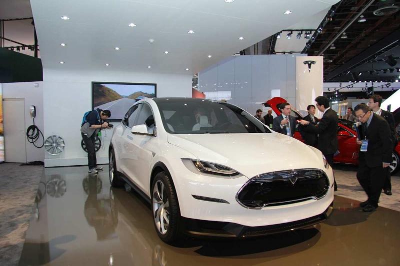 Tesla zeigt auf der Detroit Motorshow 2013 sein Model S