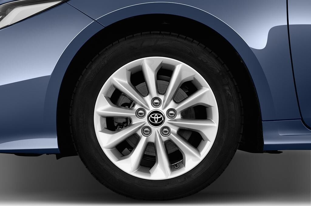 Toyota Corolla (Baujahr 2019) Comfort 4 Türen Reifen und Felge