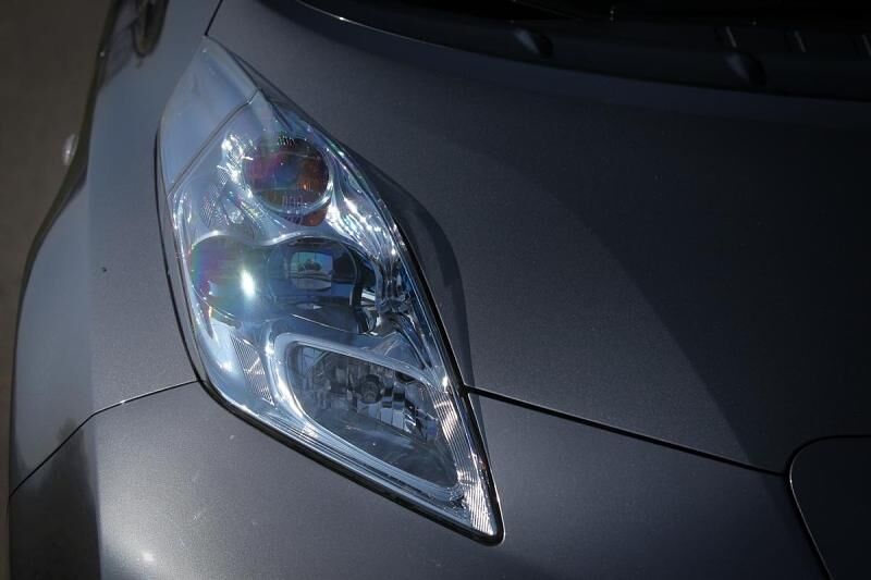 Die Scheinwerfer des Nissan Leaf haben ein Design nach Art des Hauses