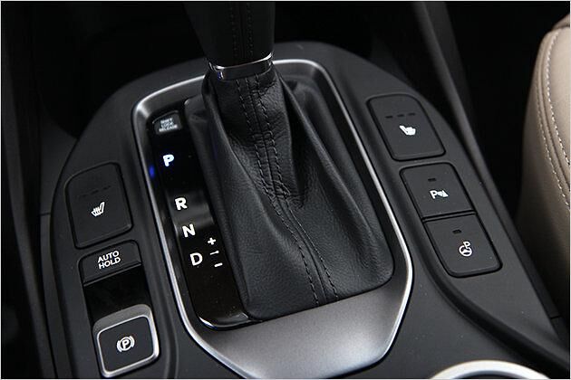Die Sechsgang-Automatik ist immer Serie, die elektrische Parkbremse ist beim Premium dabei und den Parklenkassistenten gibts im Technik-Paket gegen Aufpreis